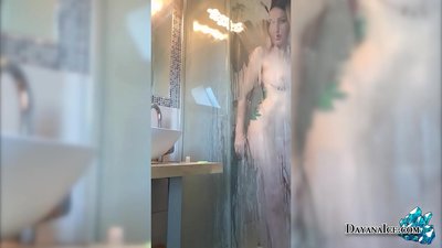 Дитина з соковитою попкою мастурбує в душі