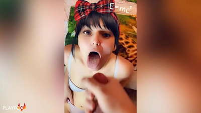 Старшокласниця отримує свою першу сперму в рот від однокласниці